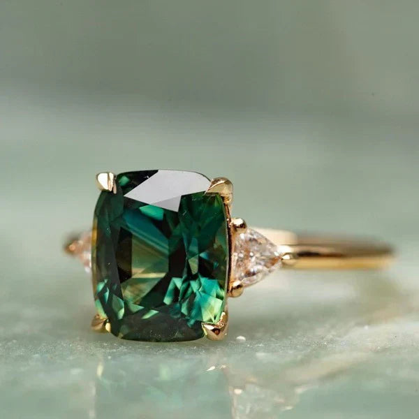 Anello in Oro con Gemma d’Ispirazione Vintage