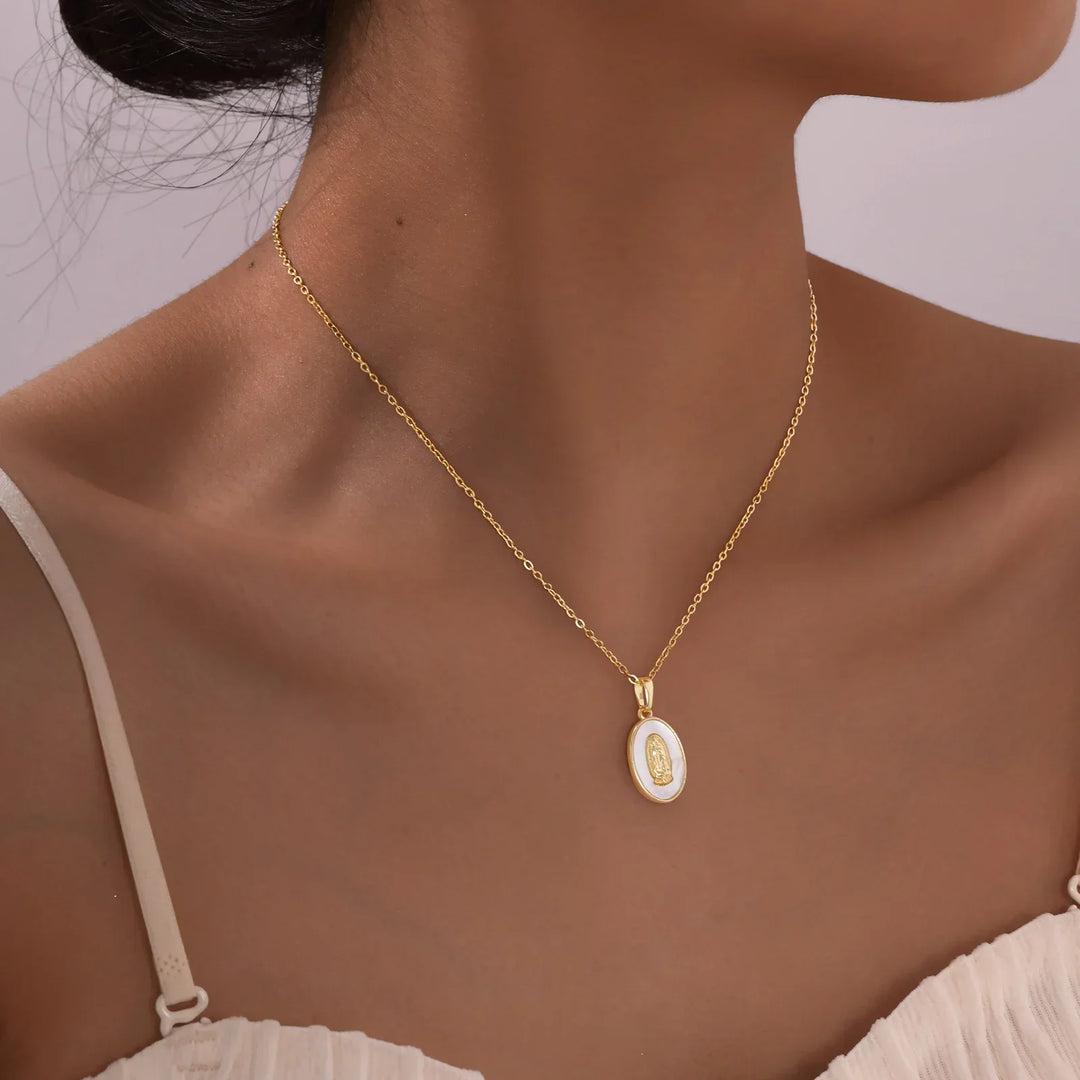Collana con Ciondolo Ovale della Madonna in Oro