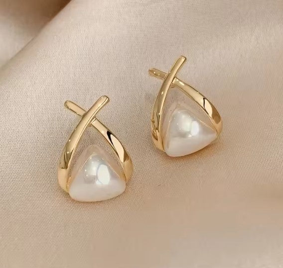 Orecchini vintage a goccia con perla a forma di croce e triangolo