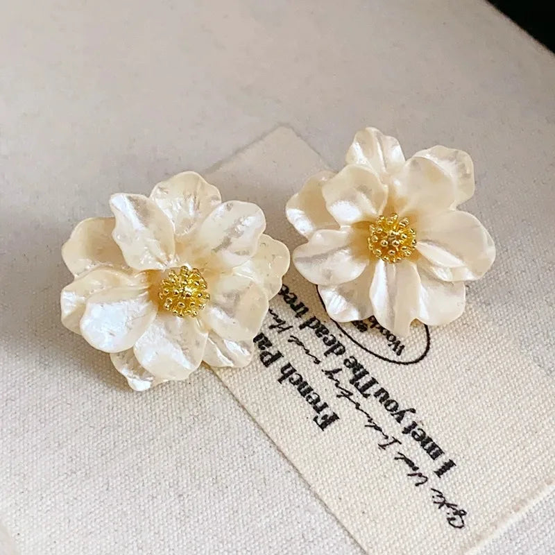 Orecchini a Bottone Chic a Fiore in Acrilico Bianco