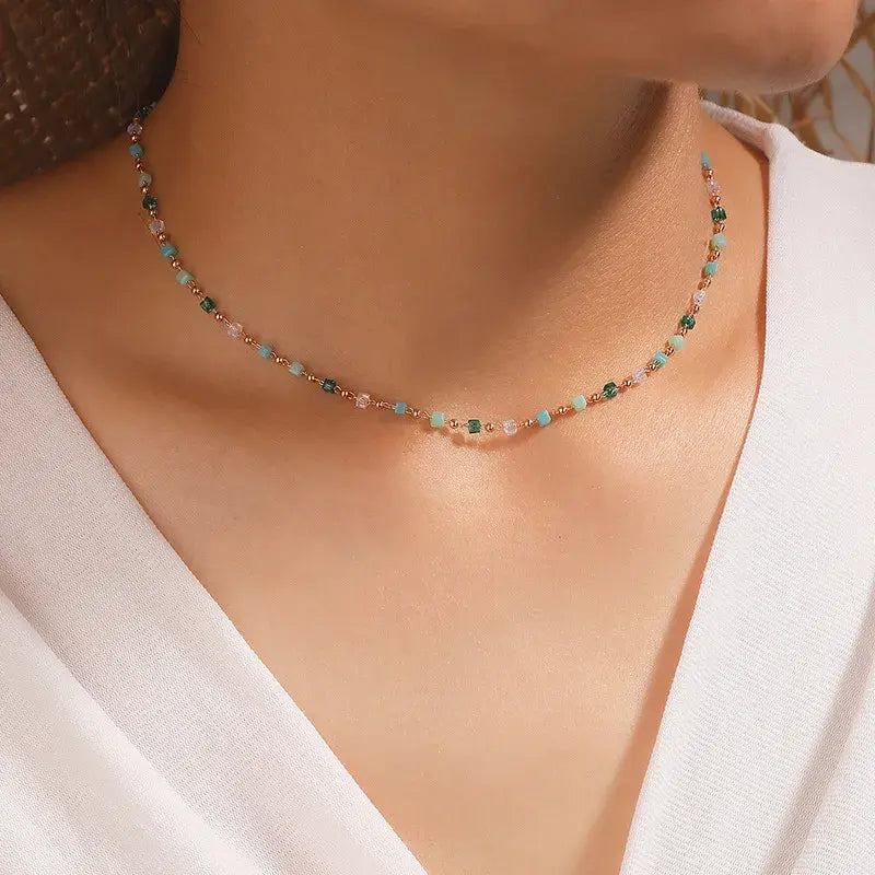 Collana Placcata Oro con Dettagli Multicolore a Ciottolo