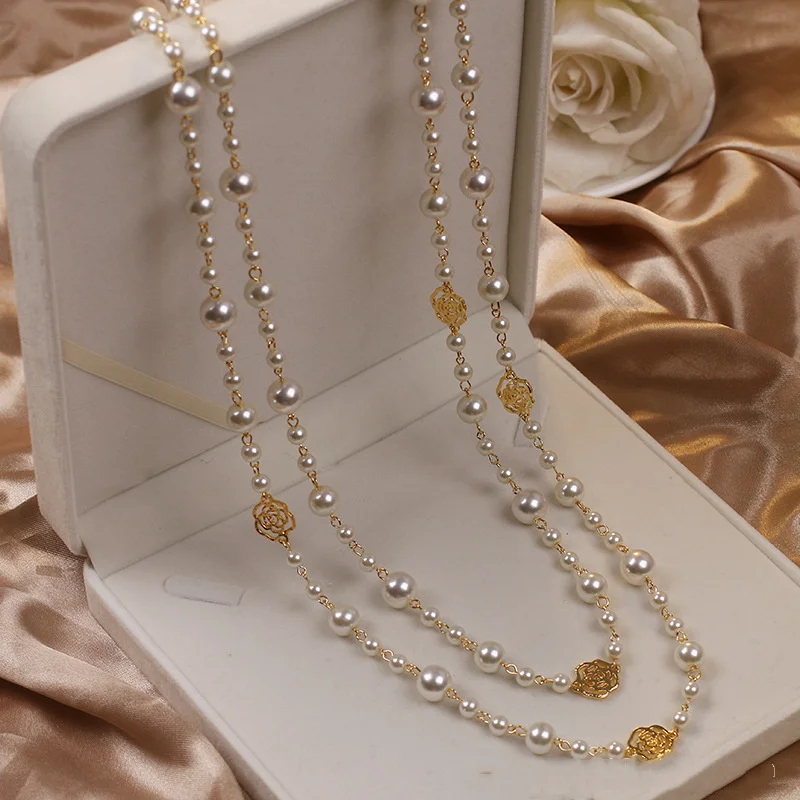 Collana senza tempo con ciondolo in oro e perle