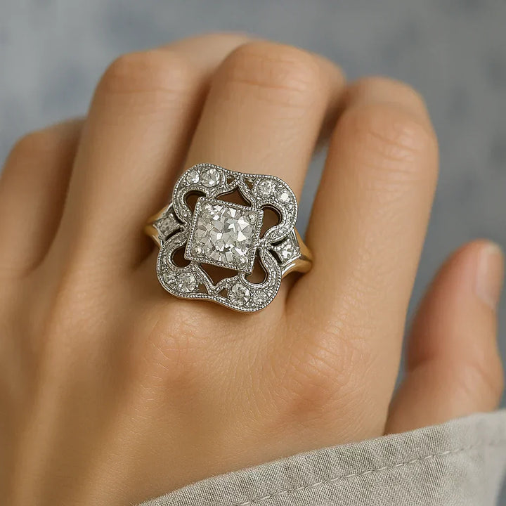 Anello Classico in Oro con Zirconia Vintage